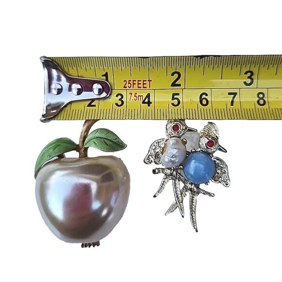 VTG Simulated Pearl Parrot Birds W/Red Eyes & Signed JJ Apple Brooch Set Of 2 - Picture 3 of 10